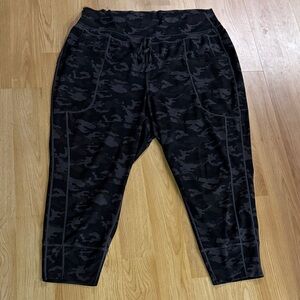 Fabletics size 2X Black Camouflage Leggings crop jogger gym yoga workout